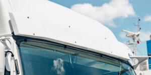 ③フロントバイザー